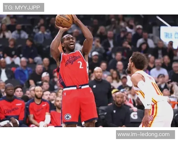 莱昂纳德半场表现出色高效贡献13分3篮板4助攻1抢断助力球队